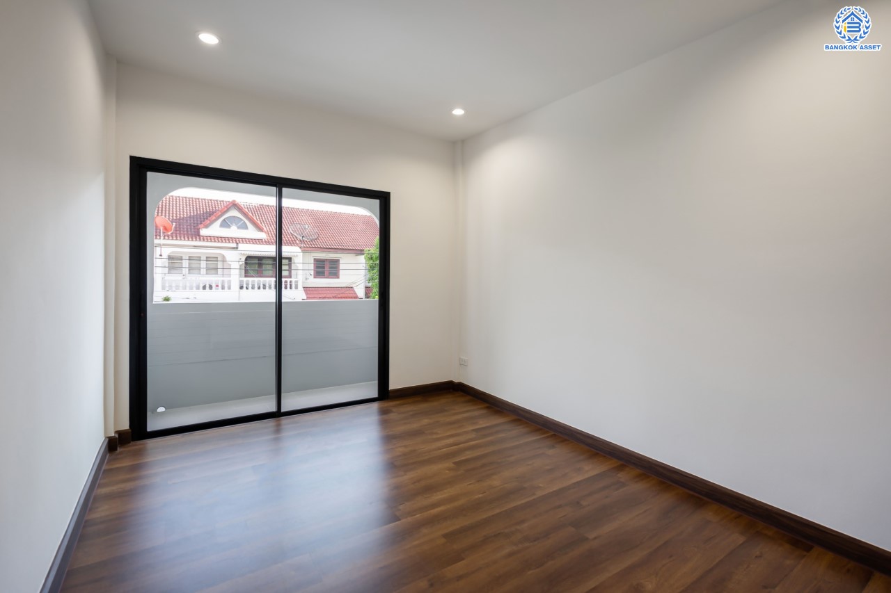 บ้านมือสองตกแต่งใหม่ หน้าโครงการติดรถไฟฟ้า "สถานีไทรม้า"!! ม.ซื่อตรง รัตนาธิเบศร์ ทาวน์เฮ้าส์ หลังใหญ่ เนื้อที่ 26 ตร.ว. ฟังก์ชัน 3 ห้องนอน 2 ห้องน้ำ 1 ที่จอดรถ ทำเลใกล้ เซ็นทรัลรัตนาธิเบศร์ และทางด่วน "งามวงศ์วาน"